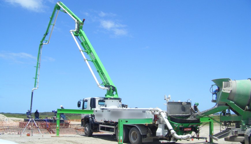 Como é feito o transporte do concreto em obra